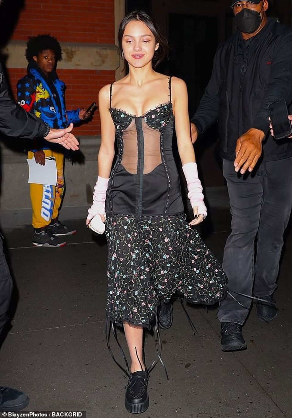 57125507 10760421 Gorgeous gown The traitor singer 19 donned a low cut black dress m 94 1651088491781