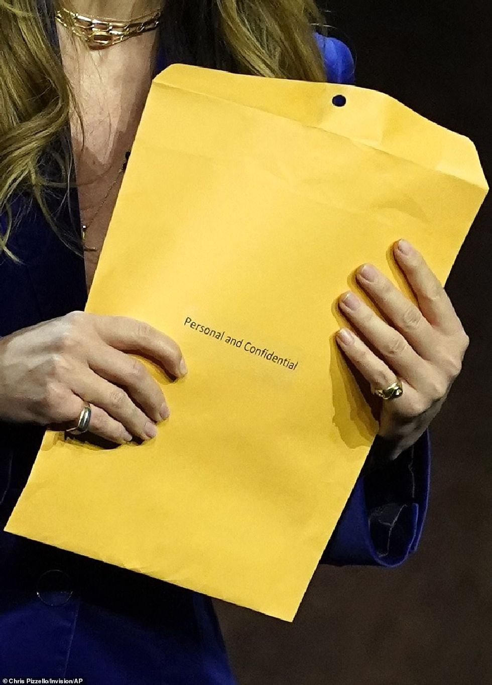 57135257 10760007 Awkward The manila envelope that was placed on stage at Caesars a 44 1651142913444