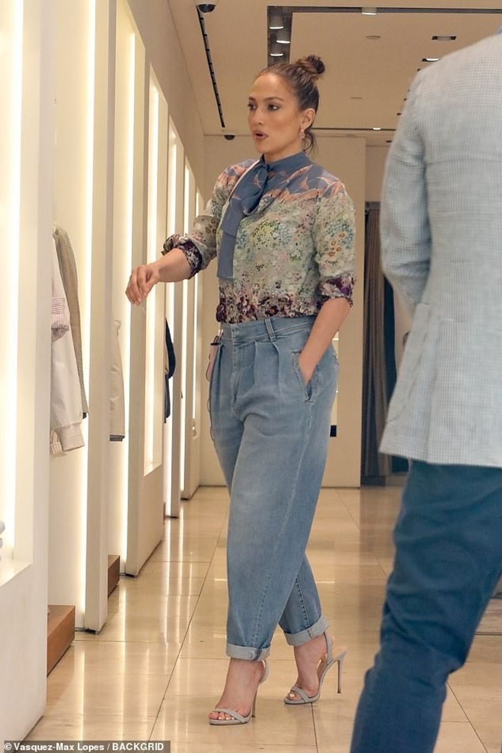 57137783 10761555 Towering The 5ft5in beauty towered in a set of pale gray open to a 129 1651117688658