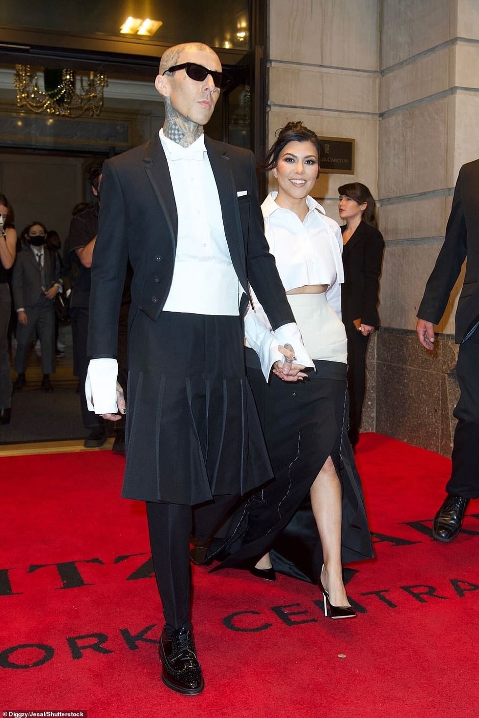 57325473 10776691 En route Kourtney Kardashian flashed a bright smile as she and f a 29 1651536480728