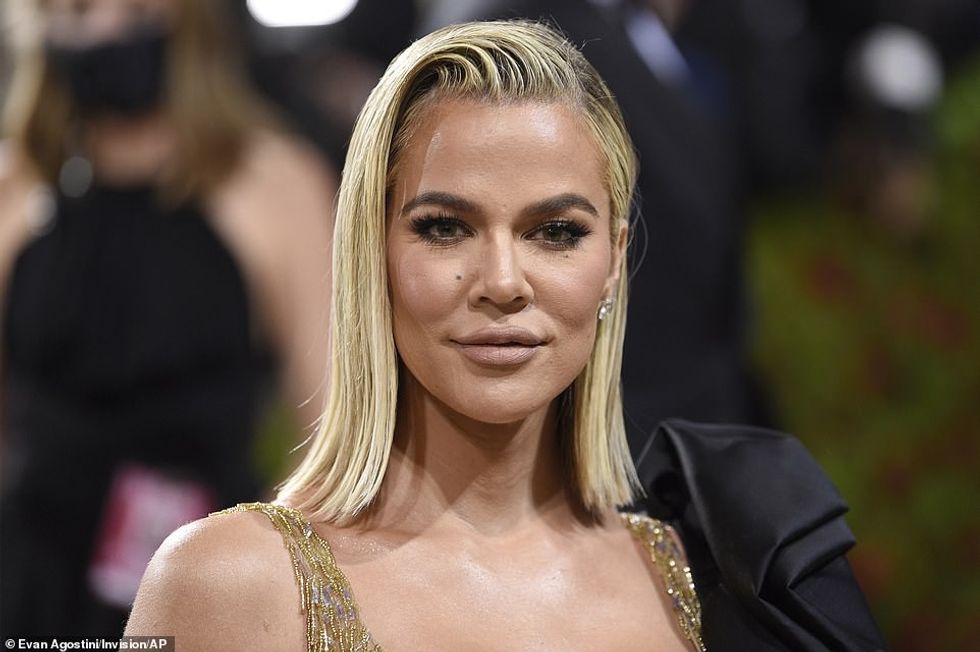 57328743 10776817 Bonde bombshell The Good American founder s bleach blonde hair w a 119 1651547128823