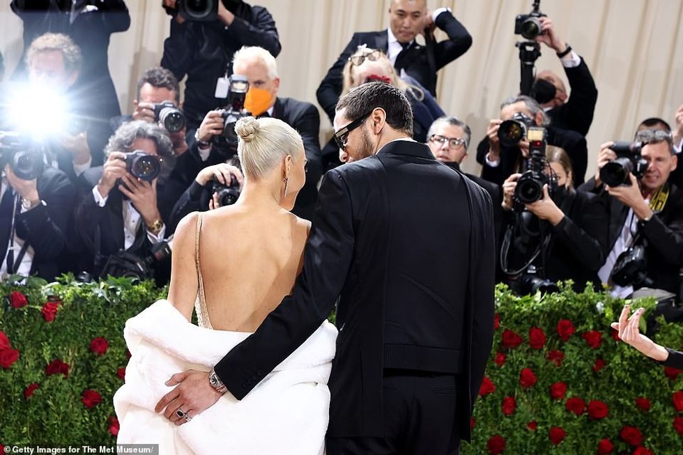 57329181 10776405 Attentive SNL star Pete acted like the perfect gentleman as he s a 254 1651557779901