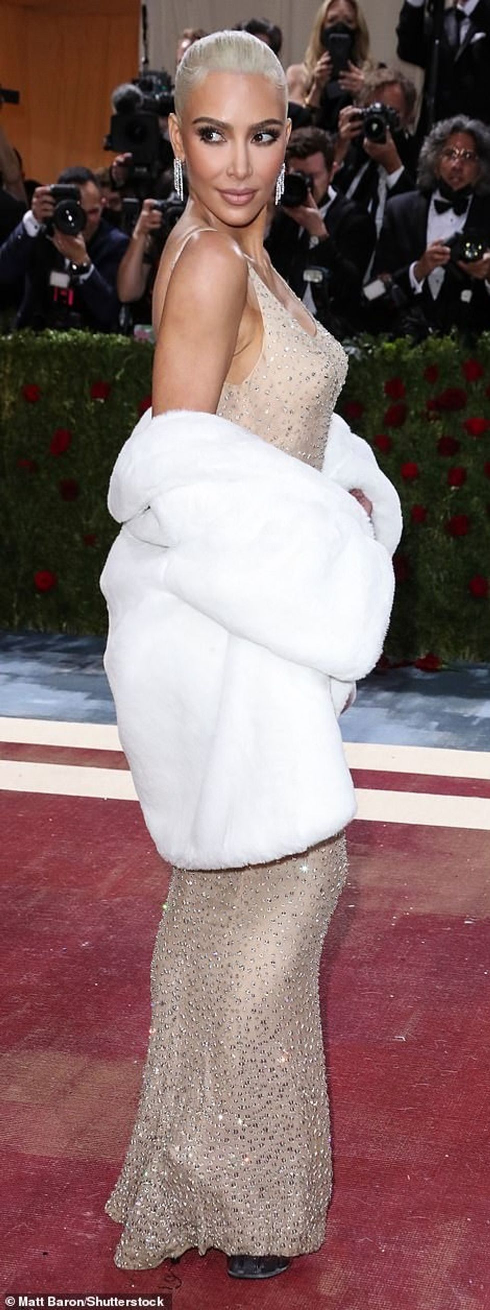 57329187 10776405 Glamour The star also showed off her newly dyed hair at the pres a 52 1651542135196