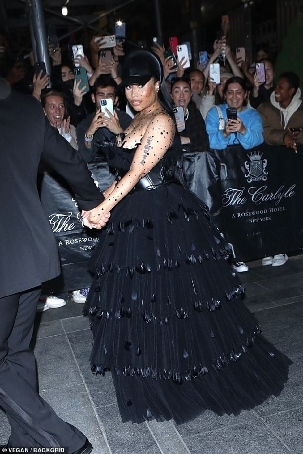 57330327 10776999 Fan love Earlier in the day Minaj was spotted leaving The Carlyl a 160 1651550299876