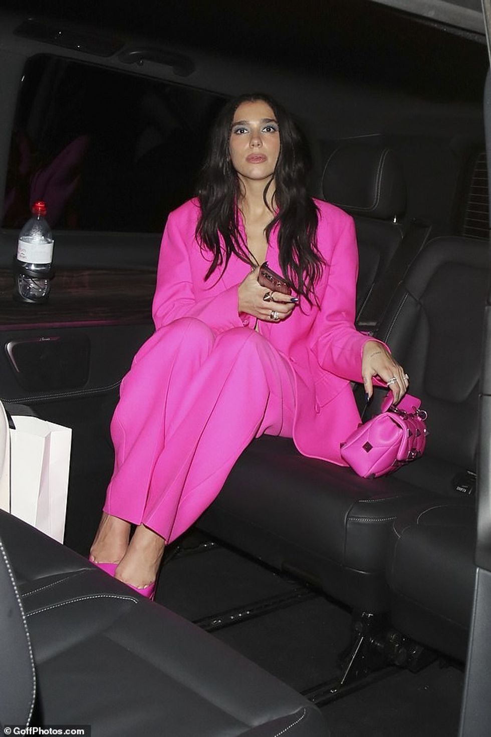 57385965 10781255 Sitting pretty She checked her phone after making it to the back a 35 1651659510029