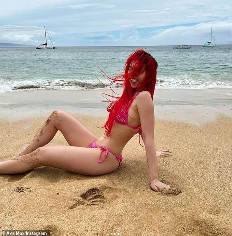 57433101 10784957 Glam puss Despite the heat the singer sported a gorgeous face of m 35 1651737433738