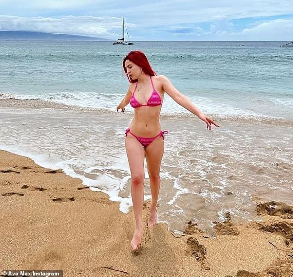 57433103 10784957 Ariel In another shot the Kings and Queens singer sensually walk m 37 1651737447455