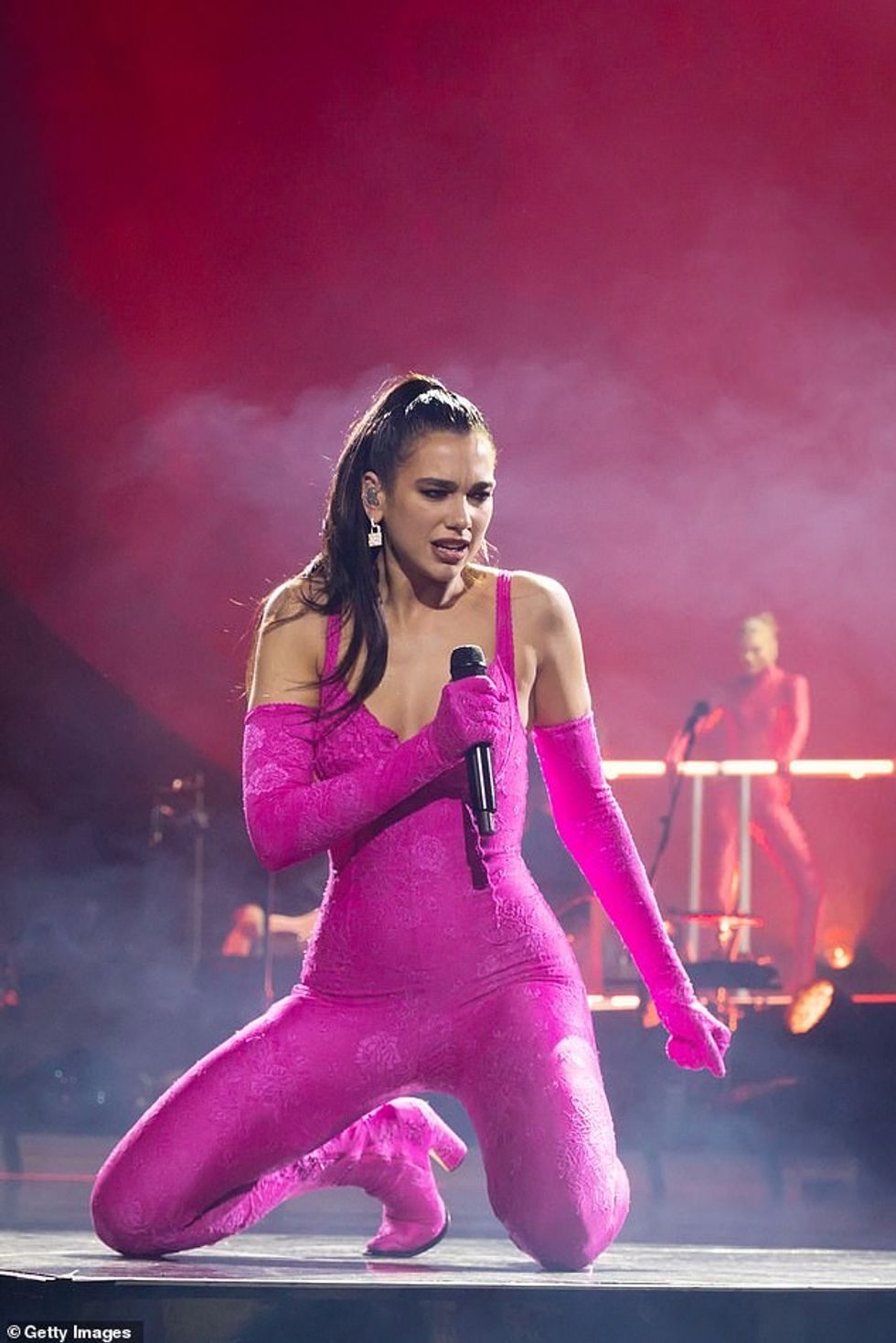 57660651 10818889 Show stopping This came after the pop sensation took to the stag a 81 1652643149406