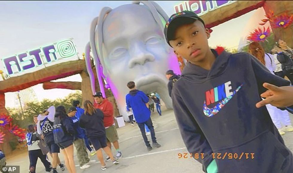 57751451 10954957 Ezra Blount 9 posing outside the Astroworld Festival entrance He m 37 1656274282434