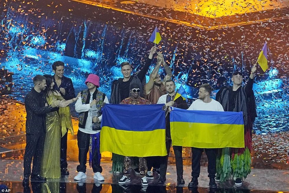 57820379 10818611 Kalush Orchestra from Ukraine stand on the stage after winning t a 22 1652632867545