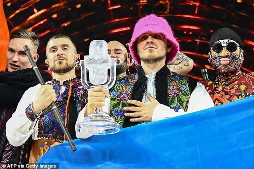 57832025 10818189 Members of the band Kalush Orchestra pose onstage with the winne a 64 1652621417266