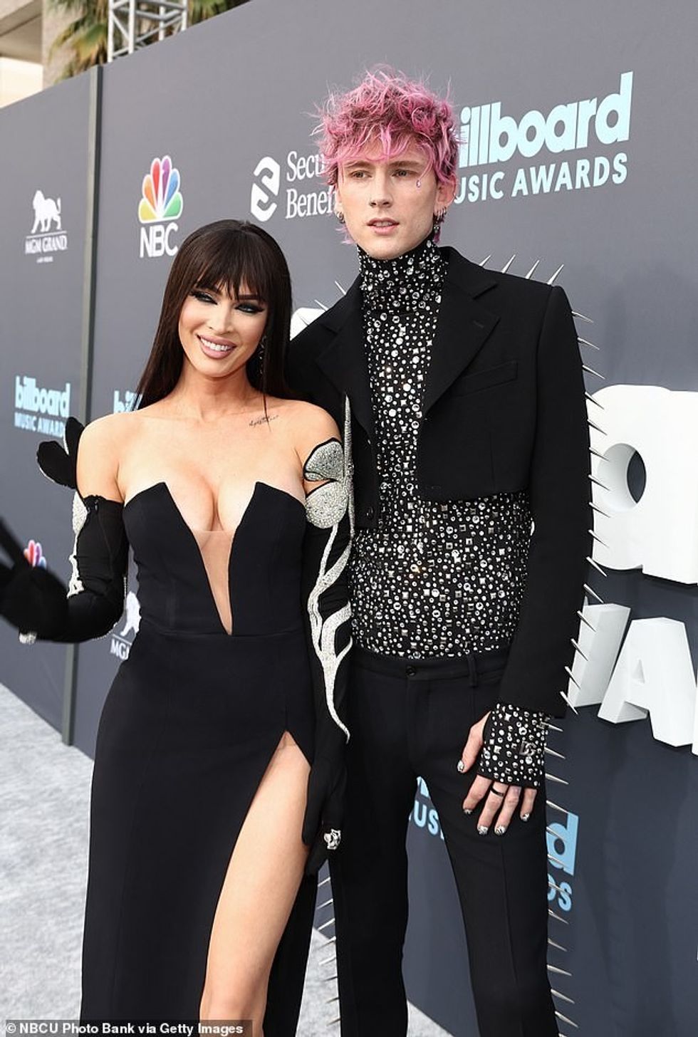 57856089 10820069 Baby on board While performing on stage of the MGM Grand Garden a 56 1652680854280