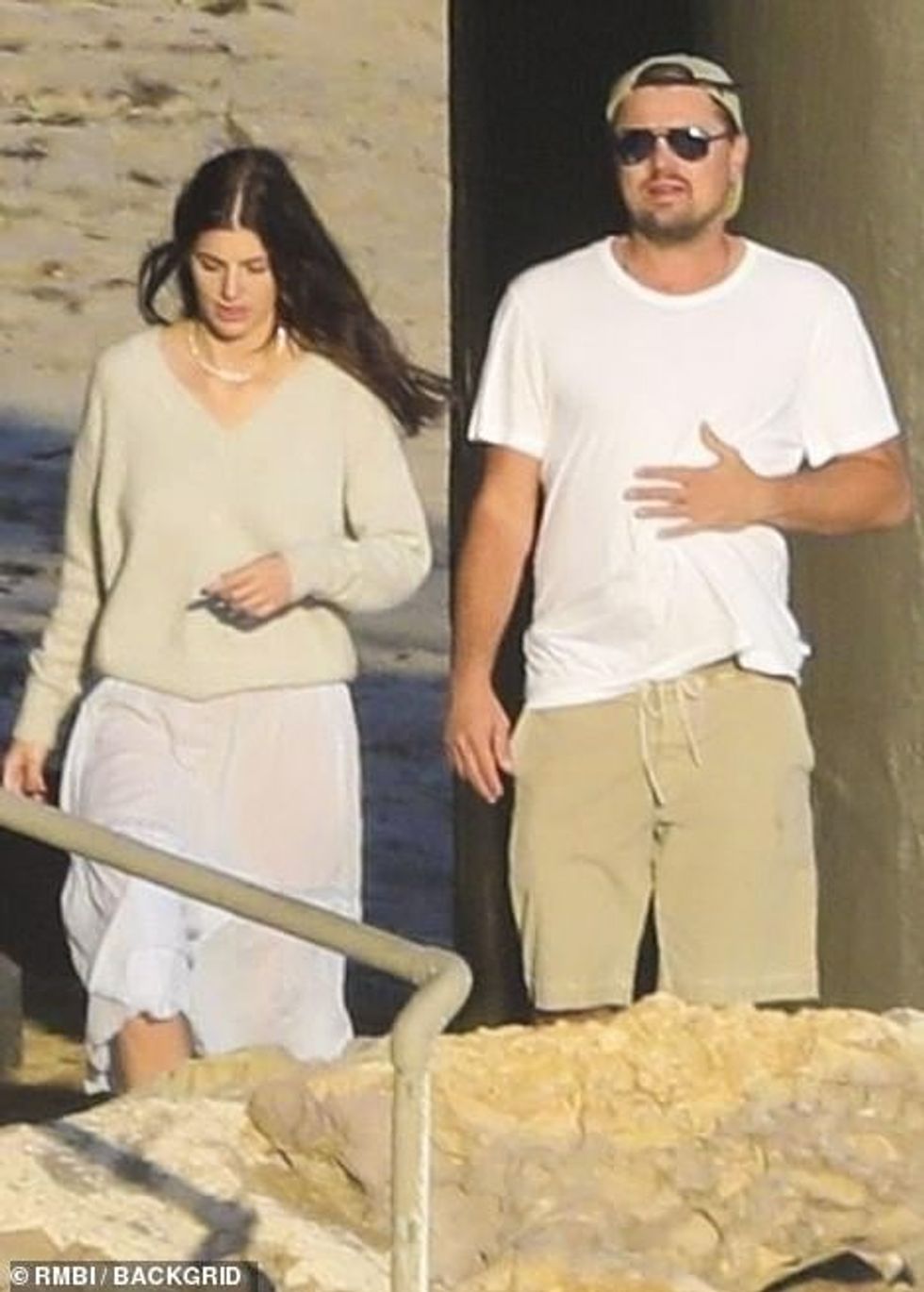 57893383 10822945 Day at the beach Leonardo DiCaprio and his girlfriend Camila Mor a 20 1652741567388