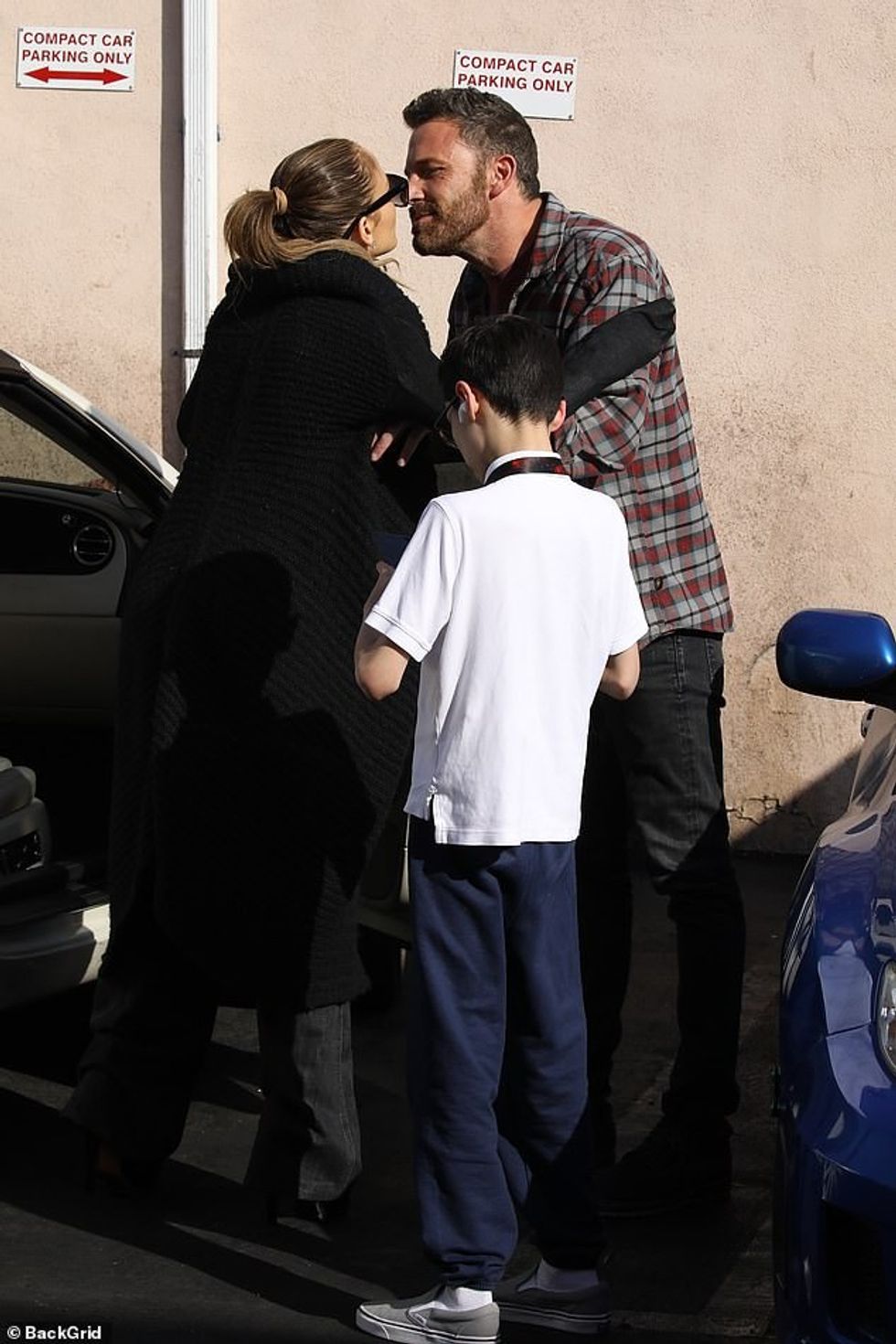 57950795 10827661 Cute couple Fianc s Jennifer Lopez and Ben Affleck didn t shy aw a 61 1652843480529