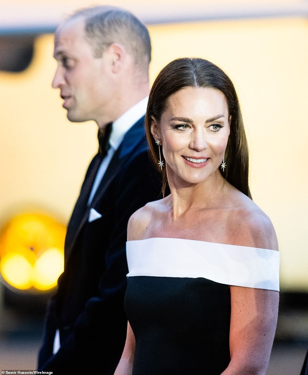 58038527 10834371 Kate Middleton was glowing as she joined a slew of Hollywood A l a 6 1653032739050