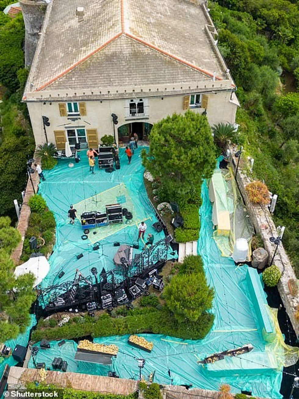 58112477 10840709 Stunning Workers were seen hanging leaves and foliage from a cur a 39 1653162473400