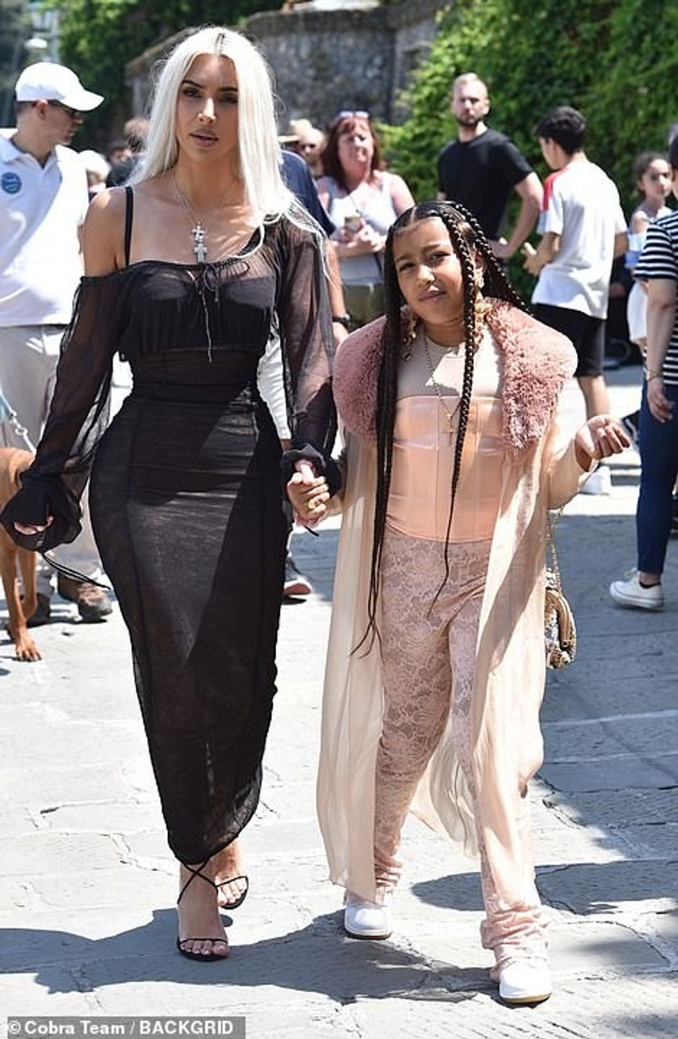 58129797 10842035 Doting mum Kim dazzled in a sheer black gown as she rocked up wi a 88 1653214642703