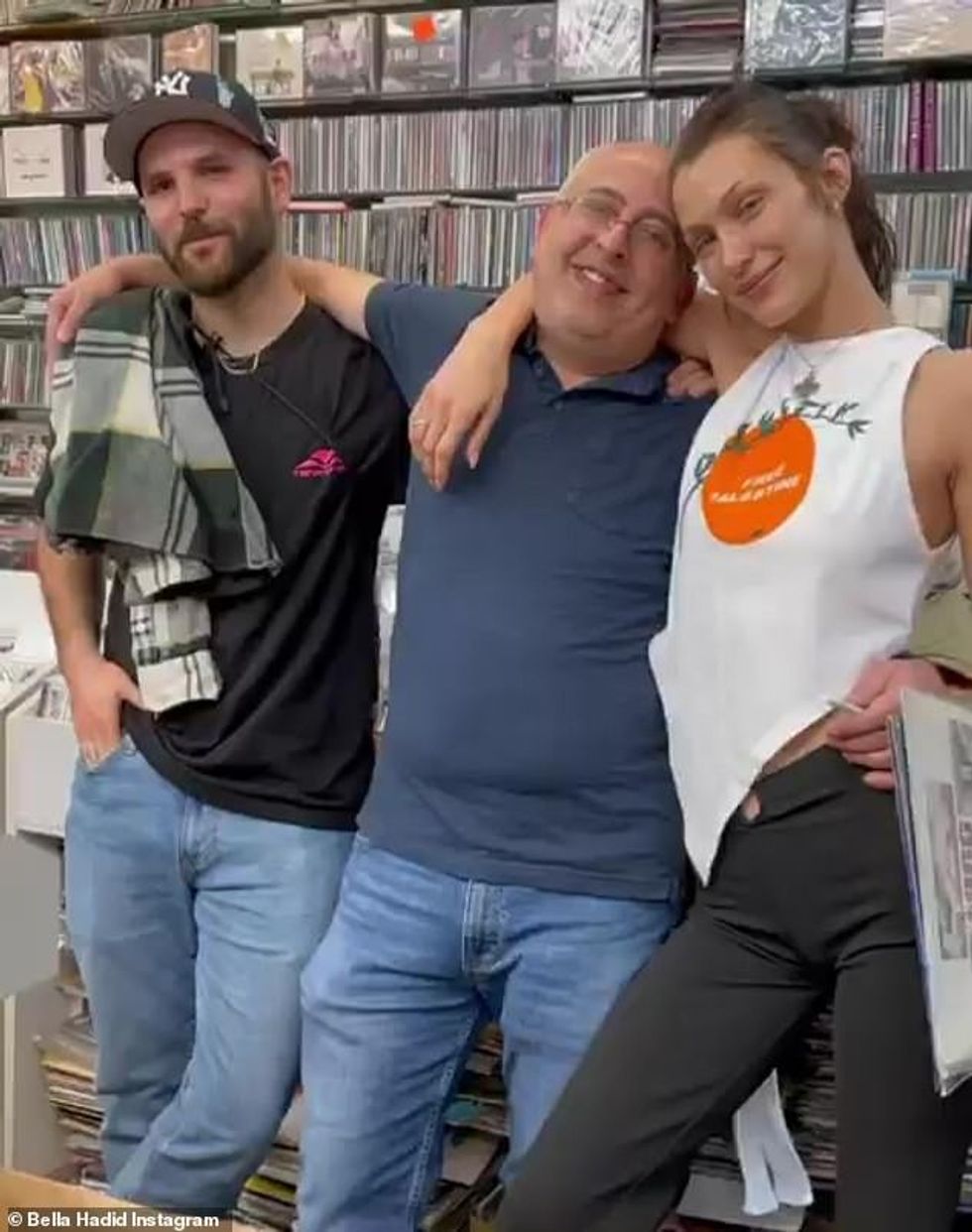 58153617 10843985 Photo op Bella posed with Nicolas Heller and another man as she a 8 1653309215645