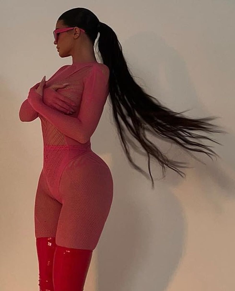 58513775 10872195 So much hair Her black locks were worn in a ponytail and she mov a 7 1654019653513