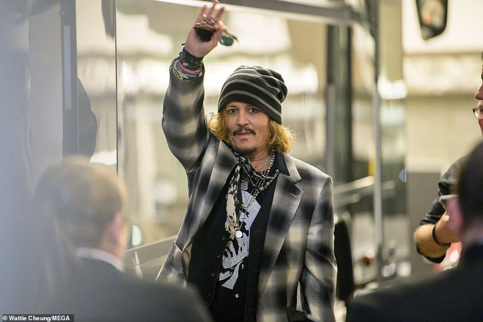 58662387 10883659 Johnny Depp waves to fans as he appears for gig with guitar lege a 170 1654303530011