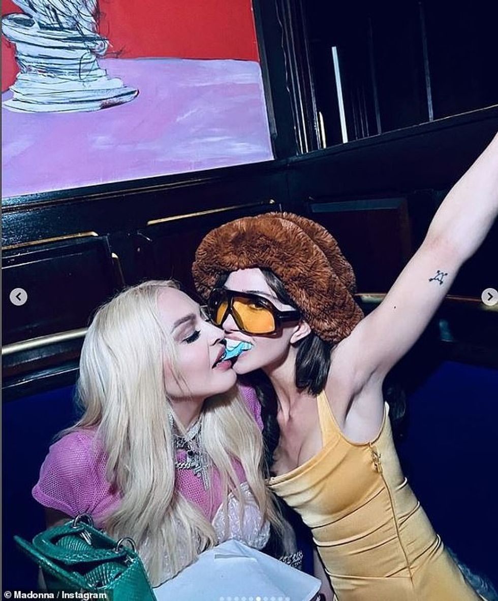 58764375 10891107 Pucker up The singer posed up a storm for the camera with her gr m 97 1654558895715