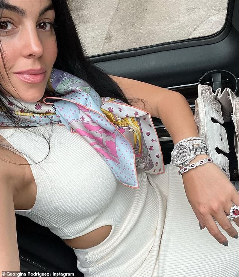 58834897 10897269 Stylish She accessorised with a simple chain necklace a watch an a 97 1654702810524