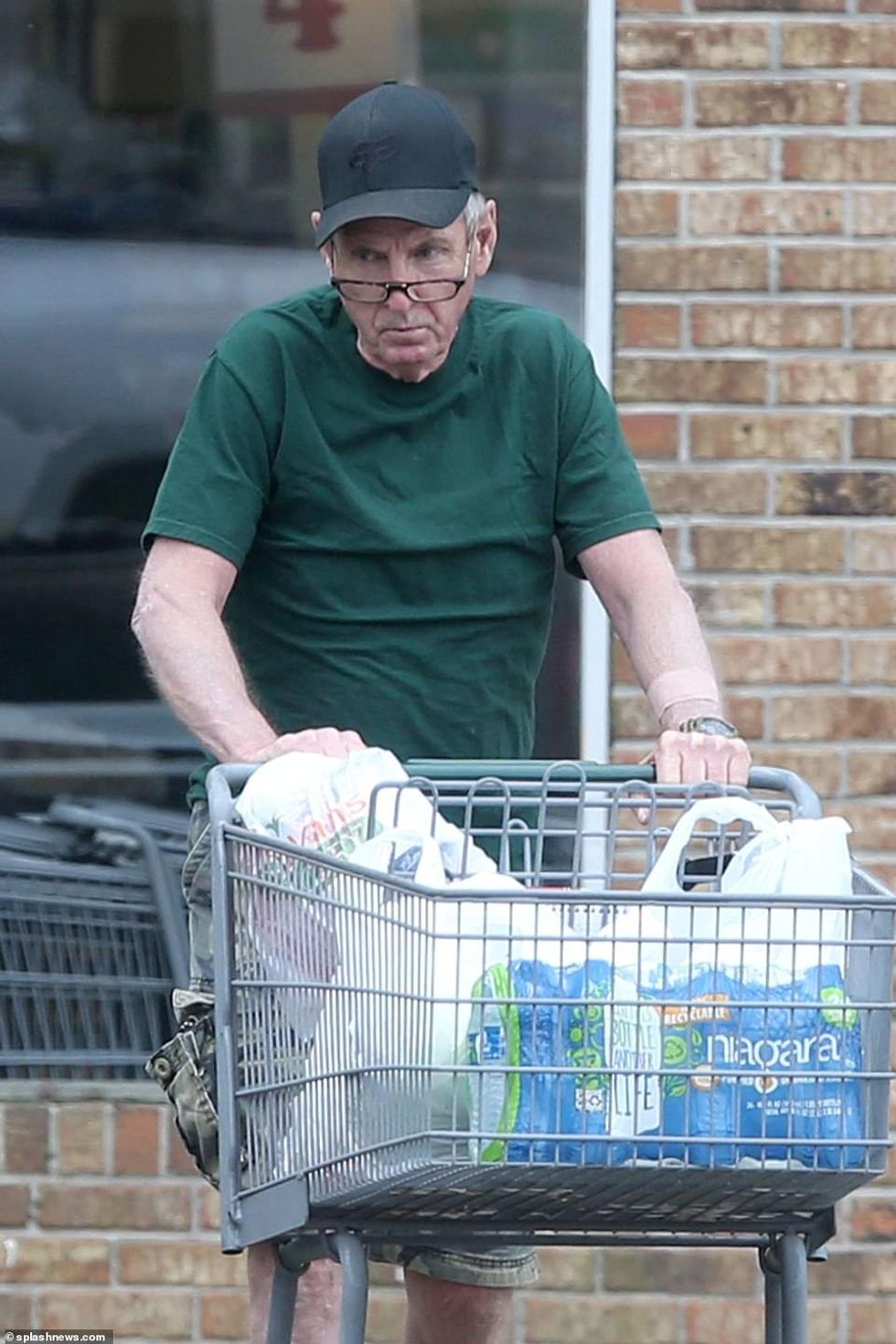 58930393 0 Snubbed Britney Spears father Jamie is seen shopping solo in Lou a 26 1654889127069