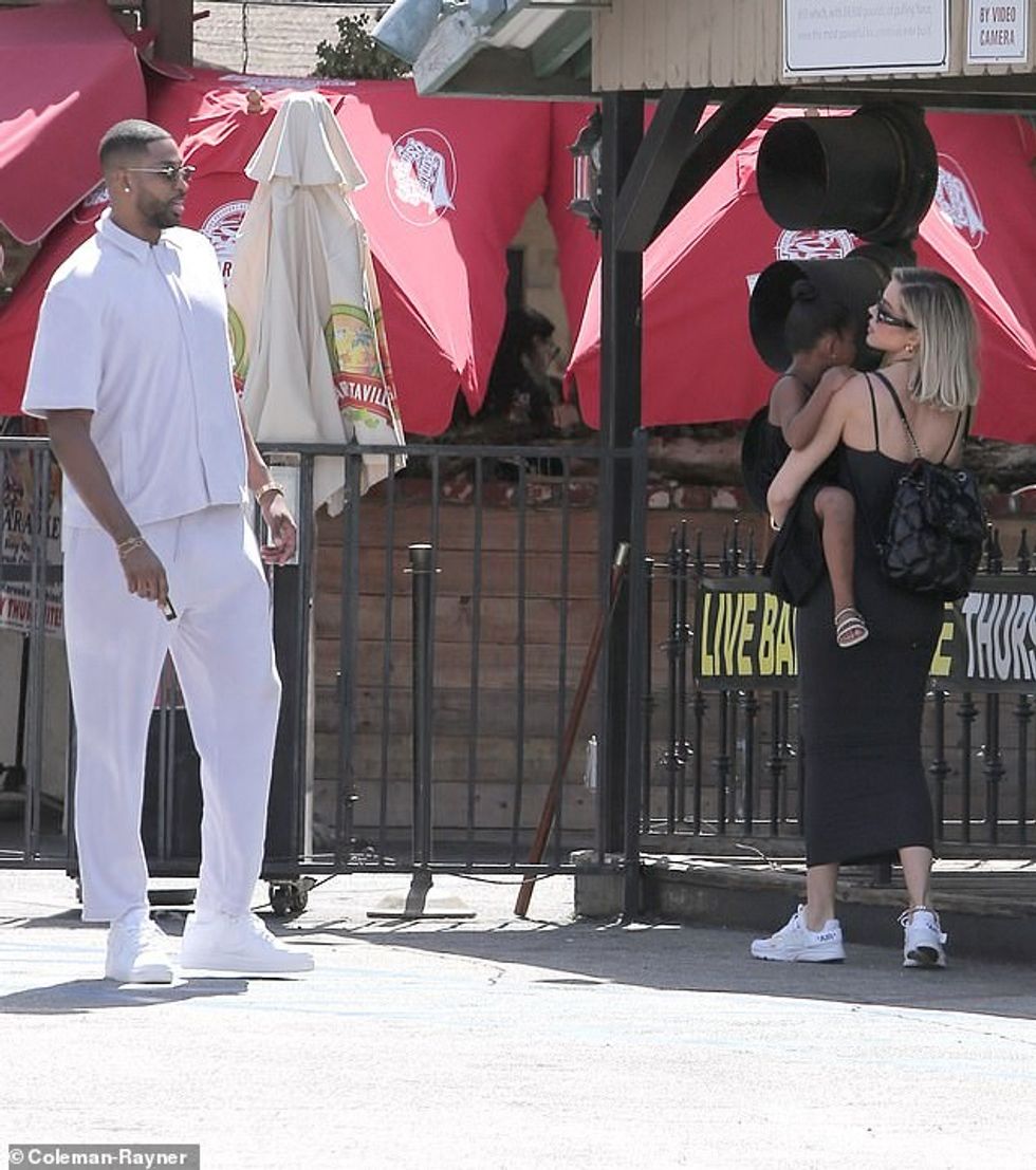 59244181 10930989 Nice The businesswoman patiently waited for her ex boyfriend to a 93 1655623667589