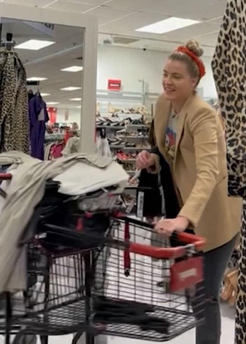 59265561 10940093 At one point Henriquez pulled her shopping car to the side so an a 25 1655857891415