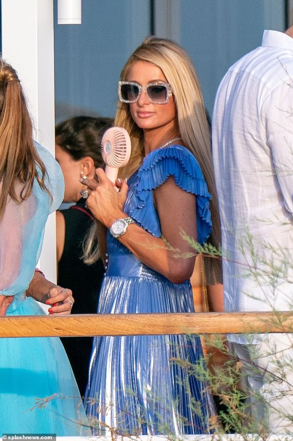 59272267 10932333 Keeping her cool Paris was later seen with a portable fan as she a 1 1655715297960