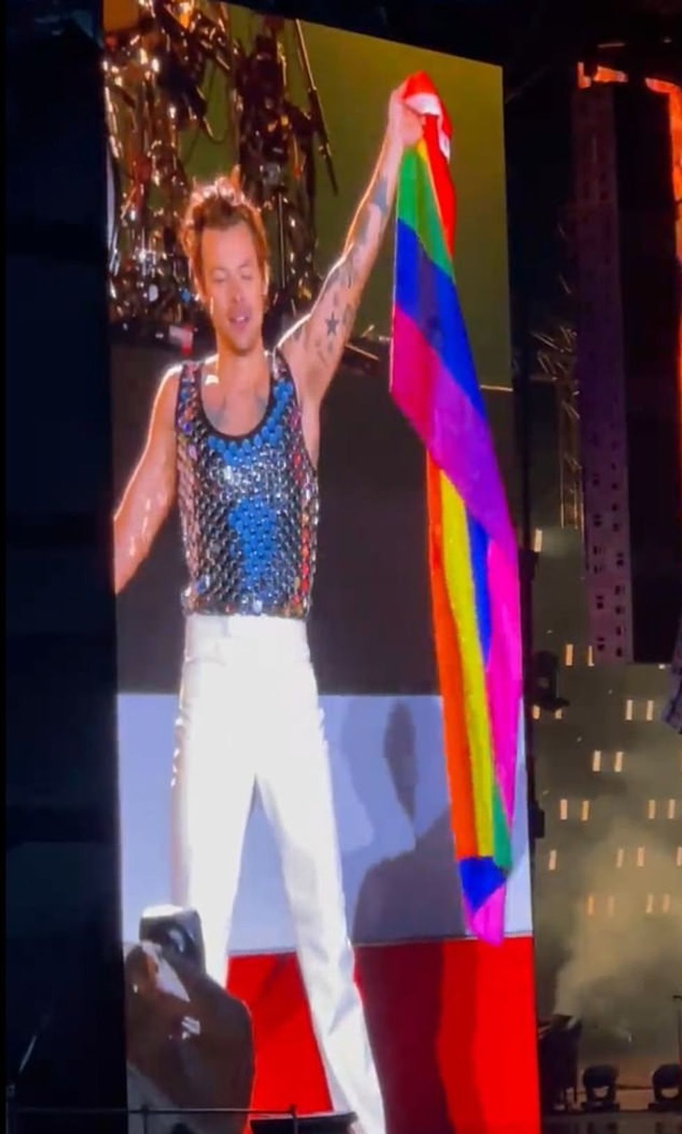 59284903 10933691 Sweet The fan named Mattia gave Harry a cardboard sign which rea m 8 1655710542297