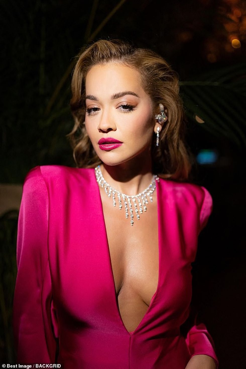 59313383 10935919 Stunning A plunging neckline put her ample cleavage on display a a 1 1655776385354