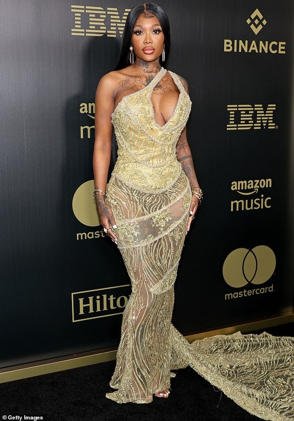 59526775 10953477 Growing family Summer Walker pictured this April went Live on In m 2 1656204397489