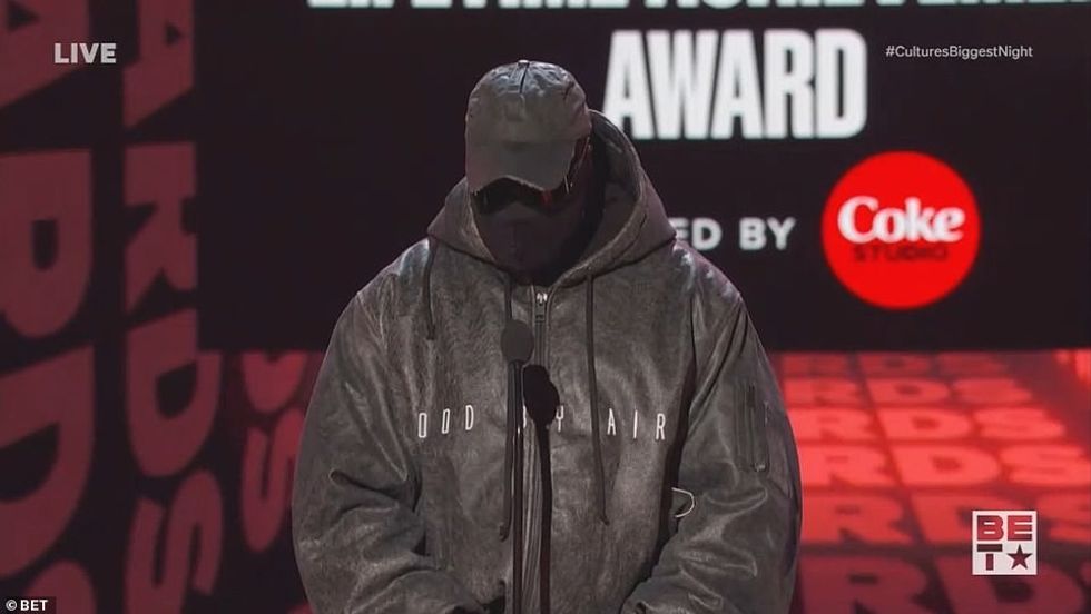 59559145 10955649 Surprise Kanye West made a surprise appearance at the 2022 BET A a 69 1656309022594