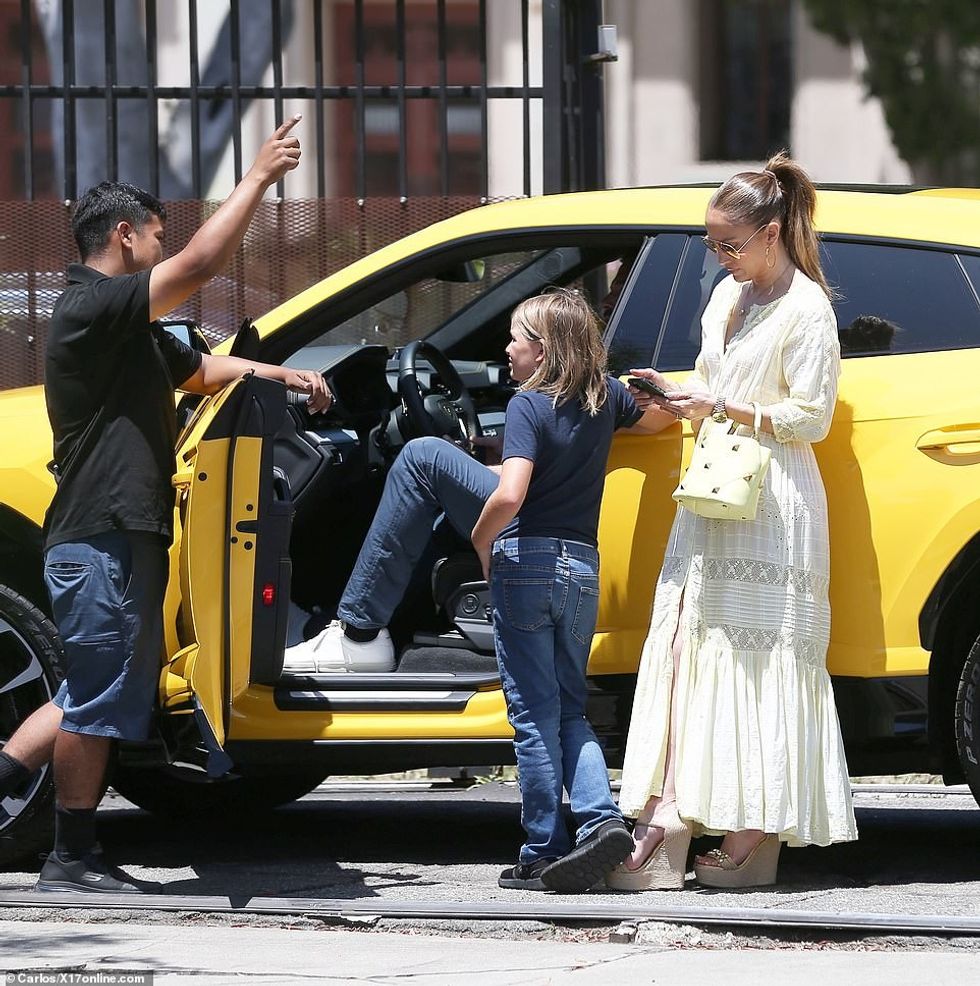 59564713 10955661 VIP tour A worker was seen showing the flash car to Ben and his a 27 1656321995108