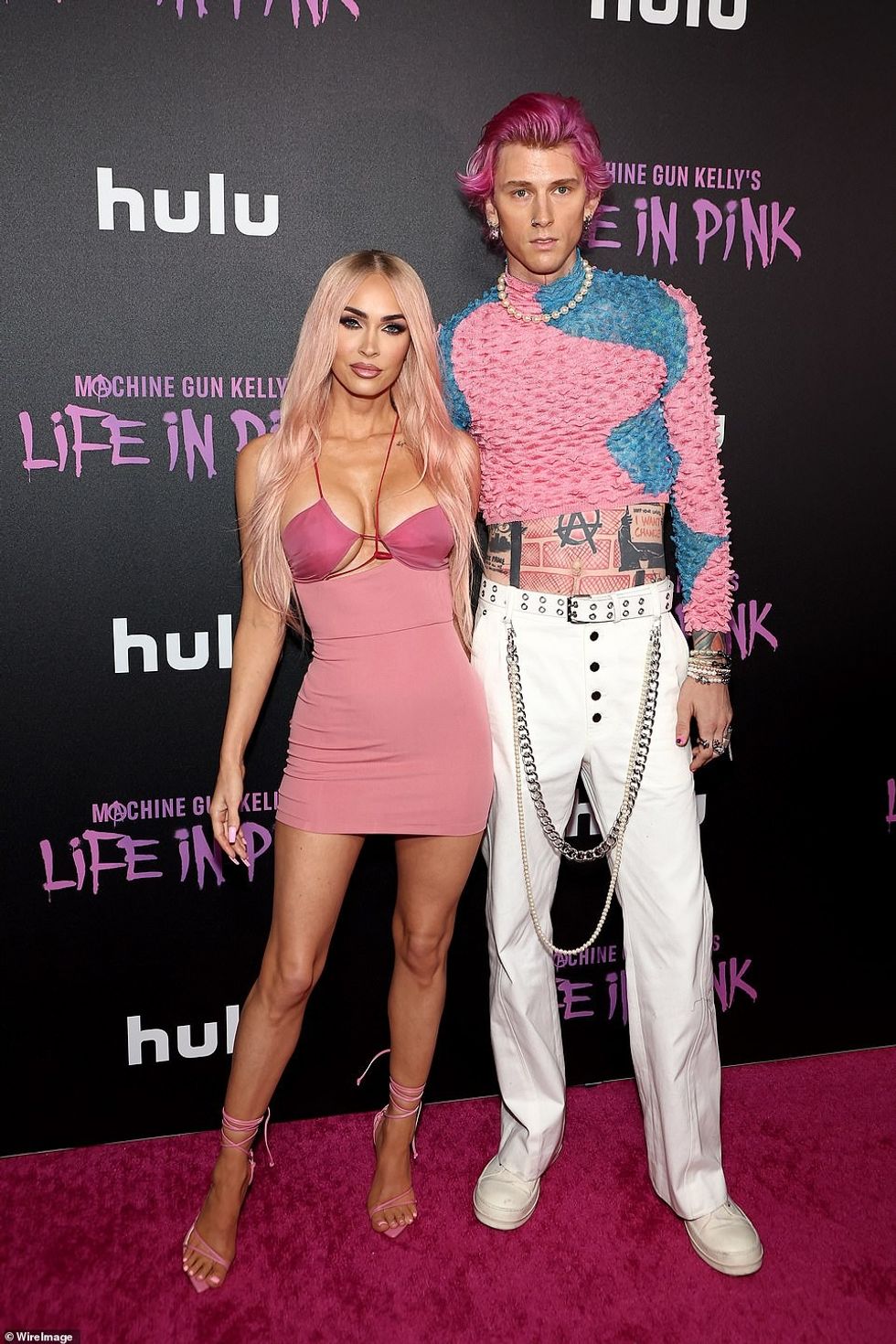 59599181 10959187 Matching Machine Gun Kelly and Megan Fox wore coordinated pink l a 14 1656375023368