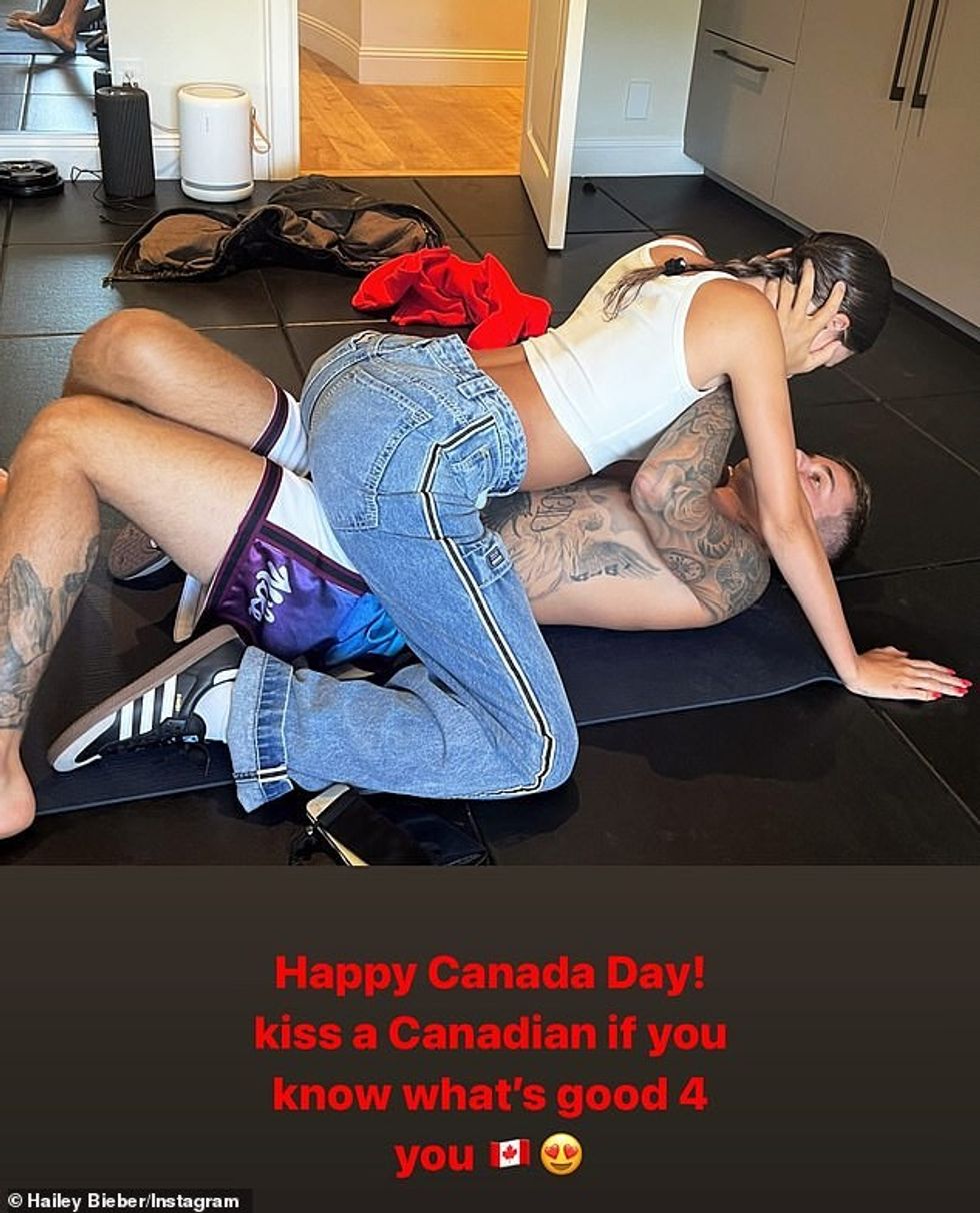 59772471 10975017 Affectionate Hailey Bieber showed husband Justin Bieber a public a 1 1656723343682