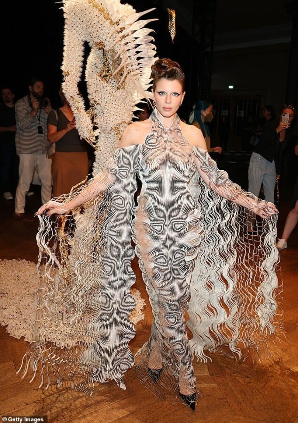 59849417 10981429 Incredible The actress wowed in the cut out shoulder and halter a 34 1656963289479