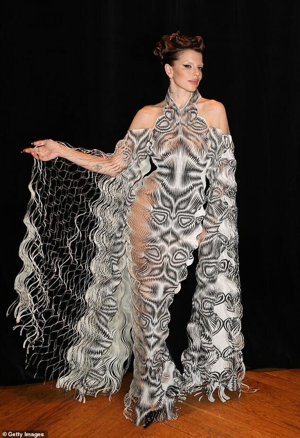 59850755 10981429 Looking good Julia elevated her slim frame in a pair of black po a 35 1656963295412