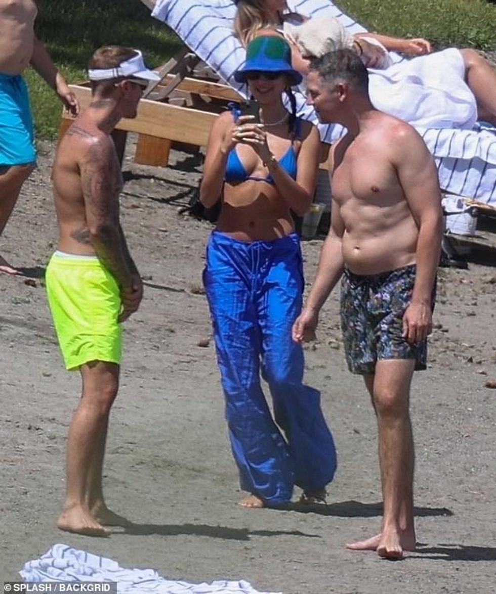 59949397 0 Group fun Hailey appeared to be enjoying herself as she document a 59 1657138030658