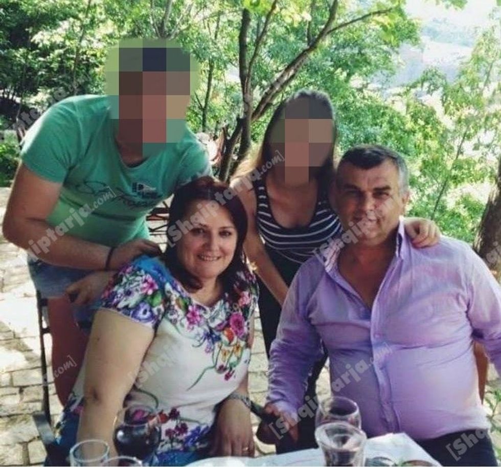 5d734b7b7b4fadaut gjokola