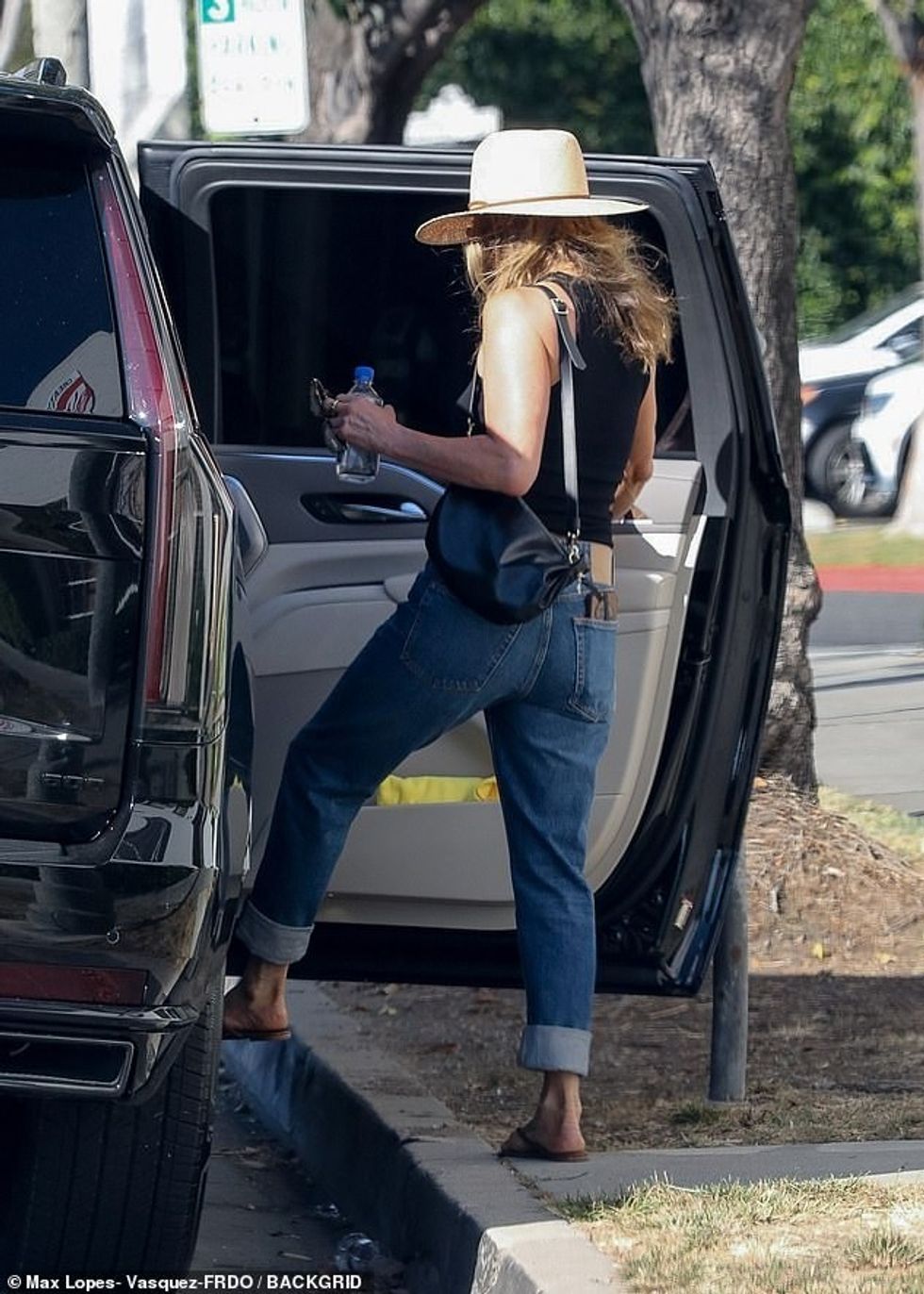 60230989 11010839 Off she goes The beauty was seen getting into her vehicle and dr a 44 1657736893129