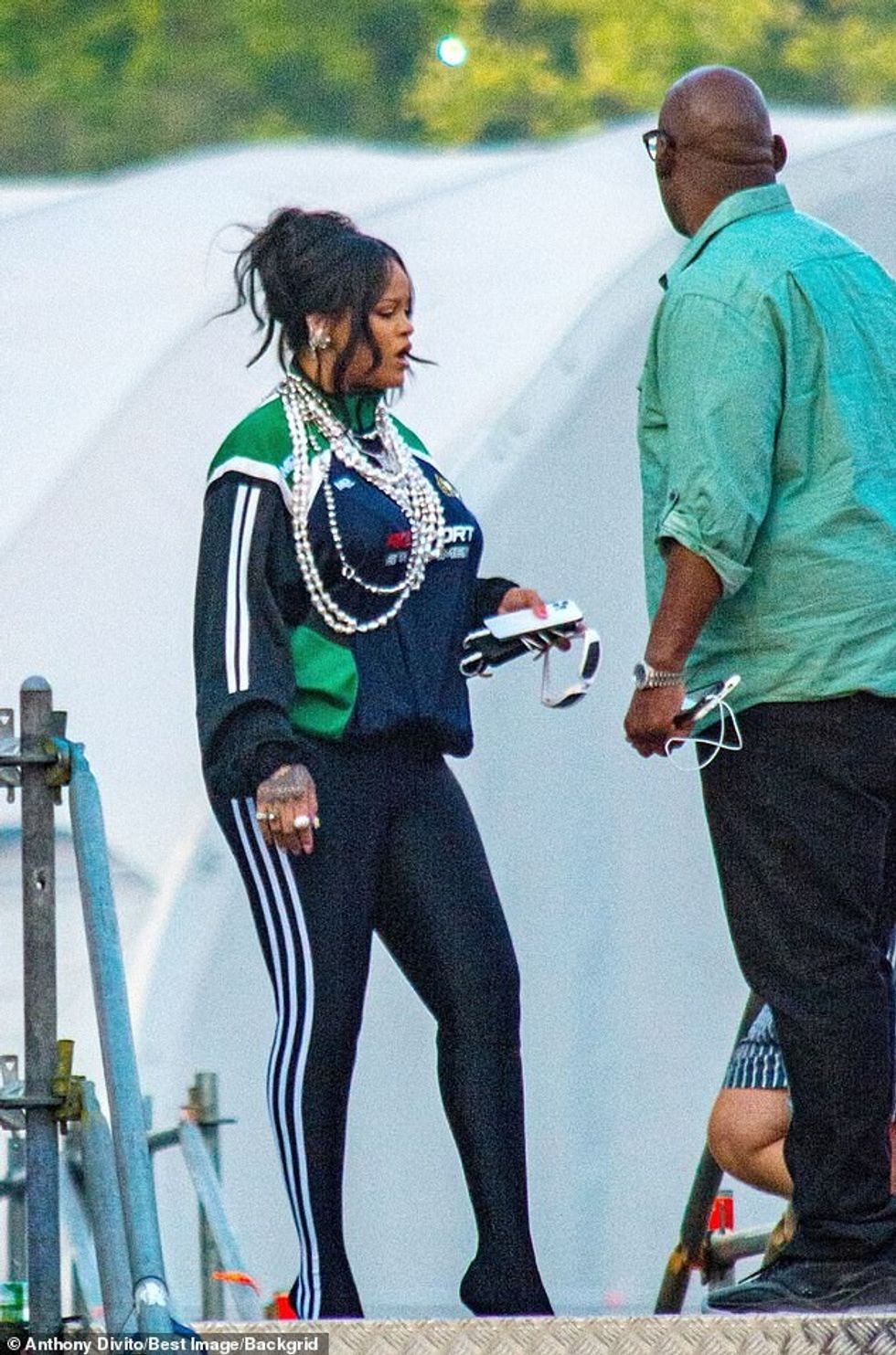 60455079 11029185 Chic The star also held a pair of white rim sunglasses in her ha a 65 1658272172002