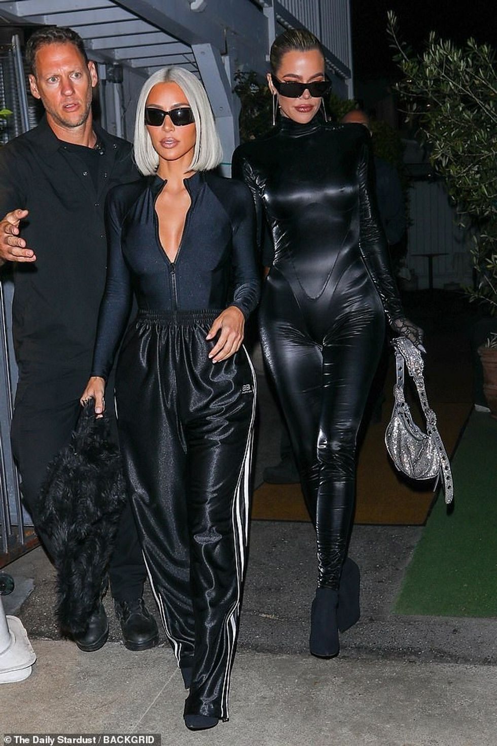 60541281 11036521 Chic Kim and Khloe both opted for all black looks for the dinner a 15 1658423198827
