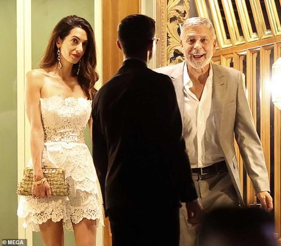 60628529 11043437 Fashion The garment also featured a cut out floral embellishment m 42 1658732180770