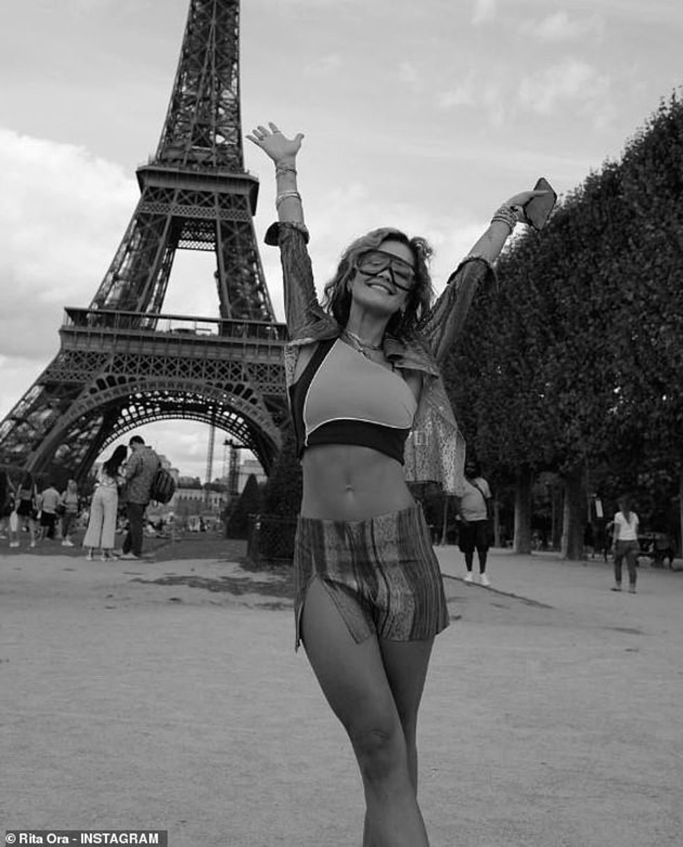 60673577 11053619 Strike a pose Accessorizing with a splash of gold jewellery the a 38 1658920717027