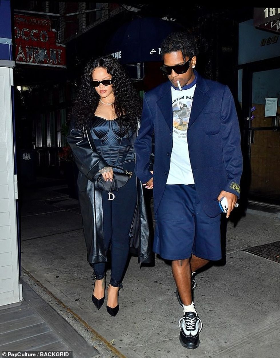 60686715 11048055 Date night Rihanna was looking like one hot mama as she enjoyed m 70 1658791558067
