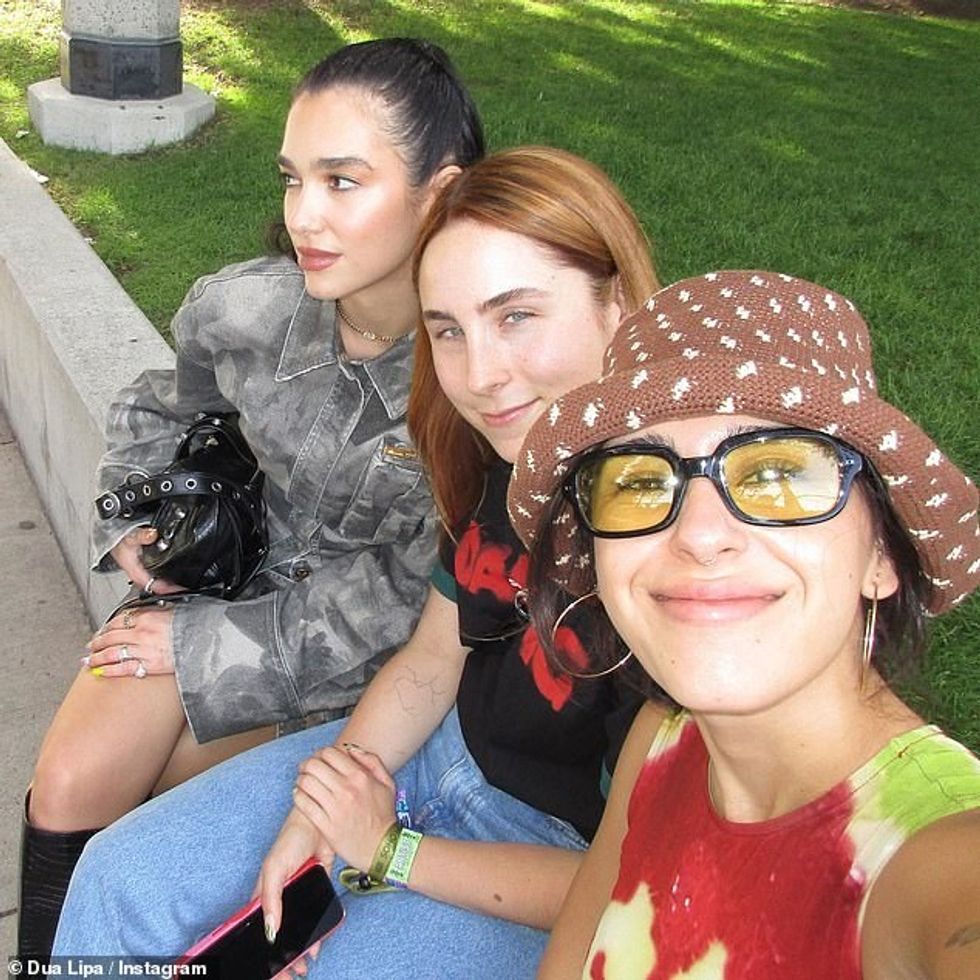 60853153 11063055 The singer pulled back her brunette locks into a half up half do a 74 1659125041912