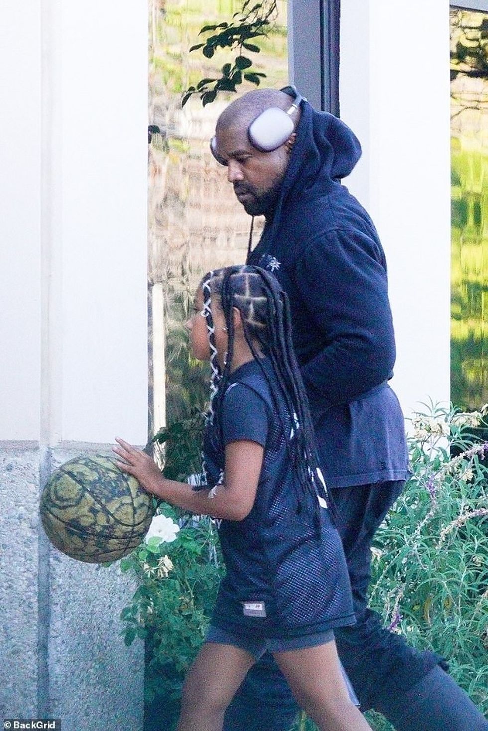 60866051 11063995 All black The 45 year old rapper donned a black sweatshirt and m a 6 1659161224762