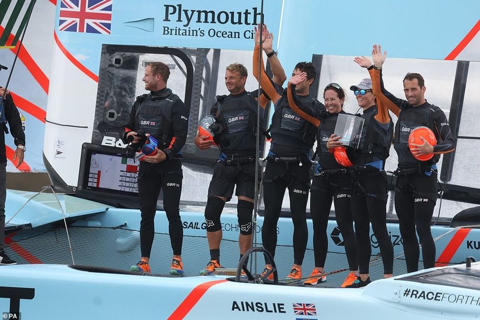 60905609 11058691 The Duchess stood alongside her crew and waved to the shore at t a 1 1659281543626